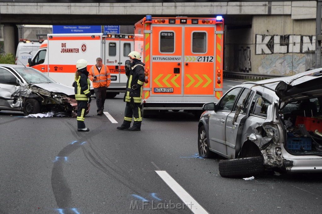 VU Auffahrunfall A 3 Rich Oberhausen kurz vor AS Koeln Dellbrueck P156.JPG - Miklos Laubert